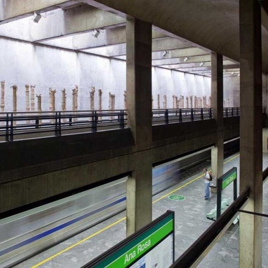 Estação Ana Rosa de metrô, linha 1, São Paulo. Marcello Fragelli (coordenador) e equipe de arquitetos<br />Foto Nelson Kon 
