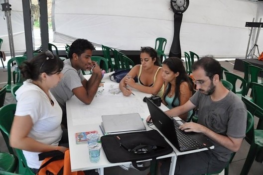 Jornada Paraisópolis: Estudantes discutindo o tema: “Conexões e Espaço Público” , 02 e 03 de março de 2012<br />Foto Luiz Guilherme Rivera de Castro 