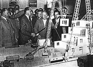 Nikita Chruschtschow e Walter Ulbricht inspecionam sistemas construtivos em 1957