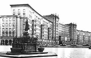 <br />"Palácio do Povo" em estilo Stalinista nos anos 50. Rossplatz em Leipzig 