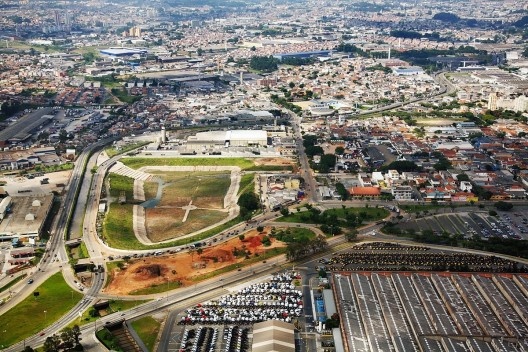 Expansão urbana e piscinão, São Paulo<br />Foto Nelson Kon 