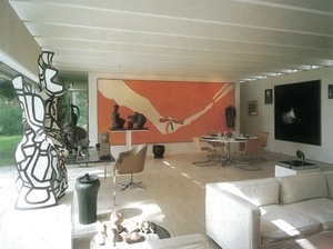 A sala de estar, o espaço central da Casa<br />Foto: Adam Bartos 