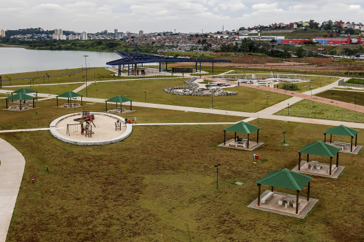 Parque Gabriel Chucre, Carapicuíba SP, 2012. Arquitetos Maria Cecília Barbieri Gorski e Michel Todel Gorski / Barbieri + Gorski Arquitetura<br />Foto Divulgação  [Sima]