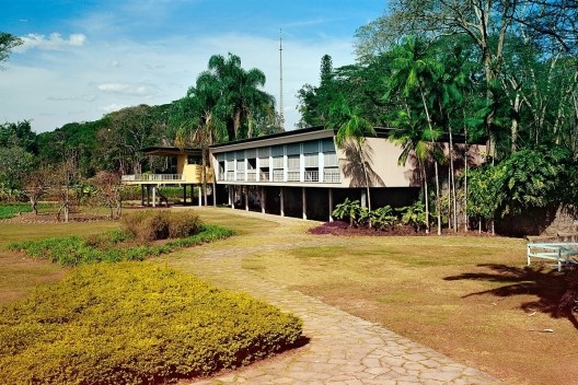 Casa Olivo Gomes, São José dos Campos. Arquiteto Rino Levi<br />Foto Nelson Kon 