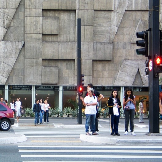 Pessoas aguardando a liberação da faixa de pedestres, São Paulo<br />Foto Abilio Guerra 