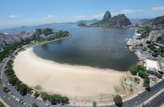 Praia de Botafogo, Rio de Janeiro, e sua contaminação pelo esgoto dos rios Banana Podre e Berquó<br />Foto do acervo do biólogo Mario Moscatelli, autor de artigo do livro 