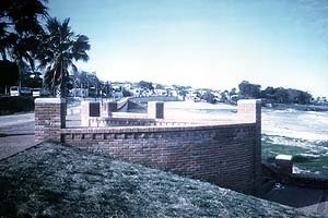 Rambla Suiza en los alrededores del Cerro, Montevideo. Intendencia de la Ciudad de Montevideo . Proyecto y dirección: Arq. Carlos Pascual, 1996-1997

 