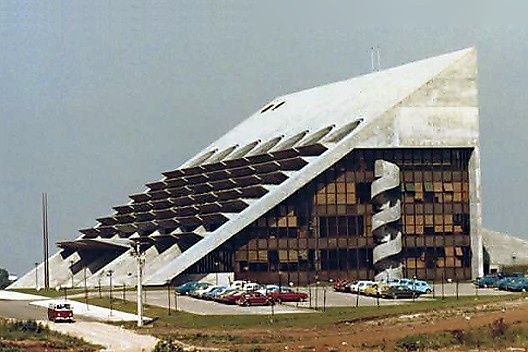 Sede da Acarpa, Curitiba, 1977. Arquitetos Luiz Forte Netto, Orlando Busarello, Dilva Busarello e Adofo Sakaguti<br />Foto divulgação 