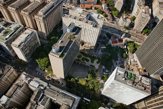 Ministério da Educação e Saúde, posteriormente Ministério da Educação e Cultura e atual Palácio Capanema, Rio de Janeiro RJ Brasil, 1936-1945. Arquitetos Lúcio Costa, Oscar Niemeyer, Affonso Eduardo Reidy, Jorge Moreira, Carlos Leão e Ernani Vasconcellos<br />Foto/Photo Nelson Kon 