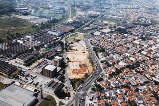Projeto Cidade Pirelli. Vista aérea da área do projeto, na avenida Giovanni Battista Pirelli. Na parte superior a implantação do miniparque [Acervo da autora, 2003]