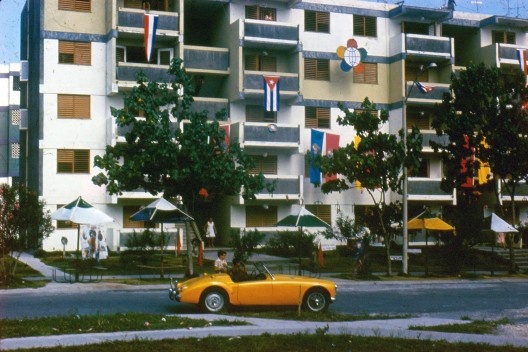 Plano geral e prédios de apartamentos construídos pelo Sistema da Microbrigada. Alamar, anos 70s. O carro amarelo era de Segre<br />Foto Roberto Segre 