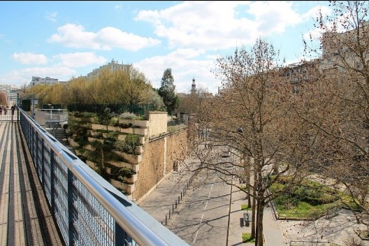 Viaduto das Artes, acesso ao viaduto pela ZAC Reully e arrimos do jardim de Reully, Paris. Arquiteto Patrick Berger<br />Foto Luís Eduardo Loiola 