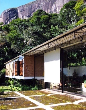Casa Lota Macedo Soares, Samambaia. Arquiteto Sérgio Bernardes, 2004<br />Foto Monica Paciello  [Acervo Família Sérgio Bernardes]