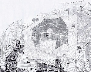 Fig. 6 - Planta anterior superposta à carta topográfica do bairro de Gracia, de 1889. Notar a solução das vias acompanhando as curvas de nível, por sua vez conectadas através de vias sinuosas para suavizar a declividade [Arquivo Histórico de Gracia, Barcelona]