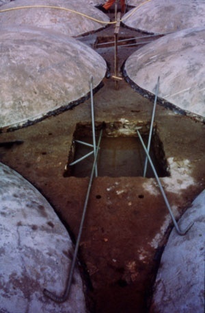 Fig 11 - Foto da restauração do piso da praça em 1973. Estas cúpulas pré-fabricadas são as mesmas utilizadas (invertidas) como bacias subterrâneas [Cátedra Gaudí]