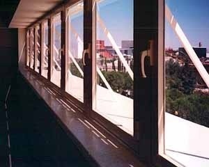 Fig. 25 – Light-shelf de las aulas sur de la Nueva Escuela de Ingenieros Industriales de Sevilla. Antiguo pabellón Plaza América de Expo’92