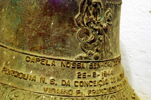 Detail of the bell of the Capela Nossa Senhora do Rosario, stored inside the same, currently without play its function bell<br />Foto Fábio Lima 