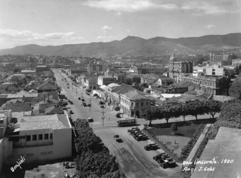 Fotografia dos anos de 1930 tendo em segundo plano o Pico Belo Horizonte na Serra do Curral [Bonfioli, Coleção José Góes, APM, 1930]