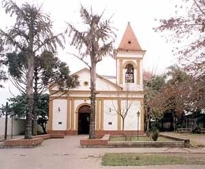 Igreja Nossa Senhora do Rosário, frente ao prédio de Águas de Corrientes, onde tinha sido la praça principal de Monte Caseros antes do redesenho da vila no começo de 1870