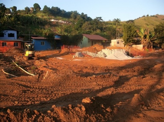 Quintais de casas que foram invadidas pela lama, seis meses após a tragédia<br />Foto Camilla Magalhães Carneiro 