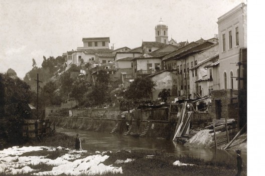 Casario e lavadeira às margens do rio Tamanduateí, região da várzea do Carmo, São Paulo, 1910<br />Foto Vincenzo Pastore 