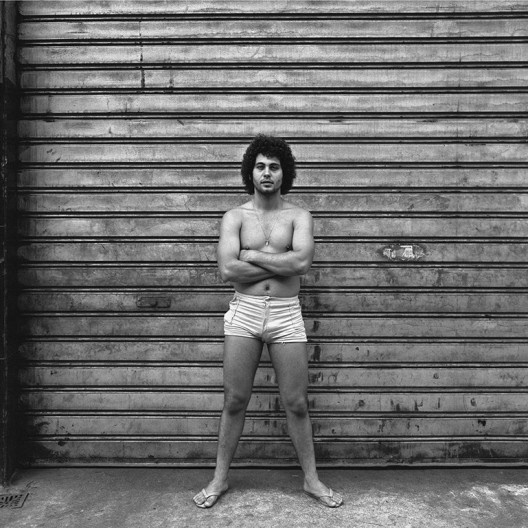Rapaz descalço na porta da garagem, São Paulo SP, 1975<br />Foto Cristiano Mascaro 
