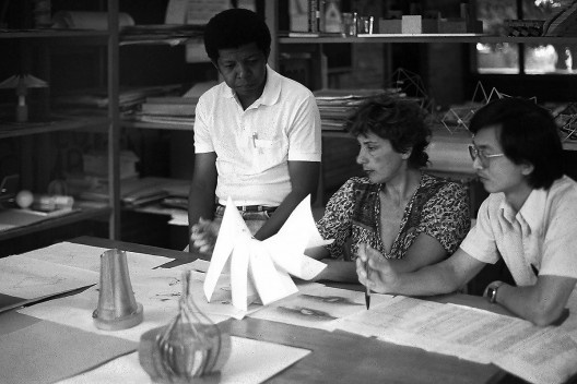 Professores Cirineu de Almeida (arquiteto), Sáida Cunha (pintora), e Tai Hsuan-An (arquiteto e pintor) avaliando trabalhos dos alunos na Escola de Artes e Arquitetura da PUC-Go, década de 1980<br />Foto Amaury Menezes 