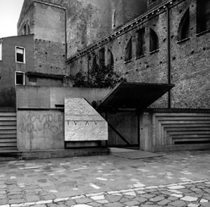 Porta do Istituto Universitario di Architettura di Venezia. Arquiteto Carlo Scarpa