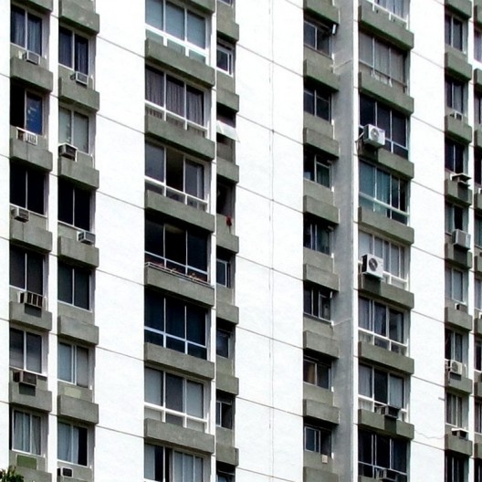 Conjunto de edifícios afastados das divisas sem varandas, Rio de Janeiro, início da década de 1970<br />Foto Andréa Redondo 