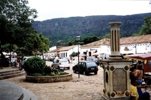 Vista do Largo das Forras onde se observa, ao fundo e acima, a Serra São José e, à direita, o Pelourinho [acervo do autor]