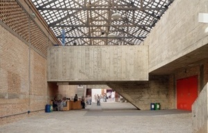 Teatro SESC da Pompéia, foyer construído entre dois blocos da fábrica existente, coberto com telhas de vidro<br />Foto Nelson Kon 