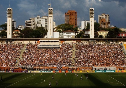 Estádio do Pacaembu em dia de jogo<br />Foto Nelson Kon 