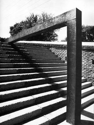 Instalação "Step", de Richard Serra. Madrid, Espanha ["Richard Serra", Ed Rizzoli, New York]