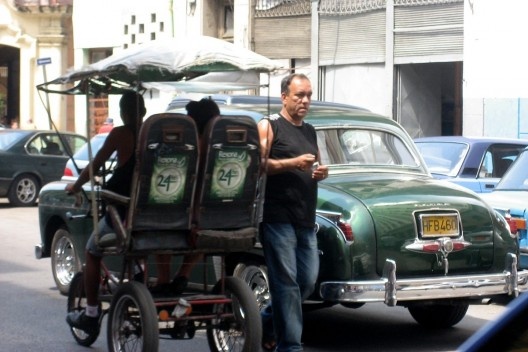 Carros velhos e taxi para turistas em Havana. 2009<br />Foto Roberto Segre 