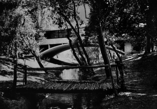 Casa ponte (Casa sobre o arroio), Mar del Plata, 1947. Arquiteto Amancio Williams<br />Foto divulgação  [Museo Casa sobre el Arroyo / Secretaría de Cultura]