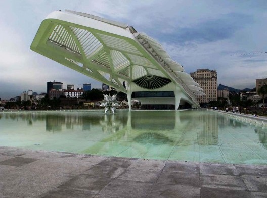 Museu do Amanhã, espelho d’água no fundo do museu, Rio de Janeiro. Arquiteto Santiago Calatrava<br />Foto Paulo Afonso Rheingantz 