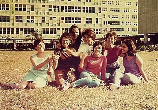 A alegre convivência nos espaços entre-blocos nos anos 1960<br />Foto divulgação  [Acervo do Grupo de ex-moradores do Crusp]