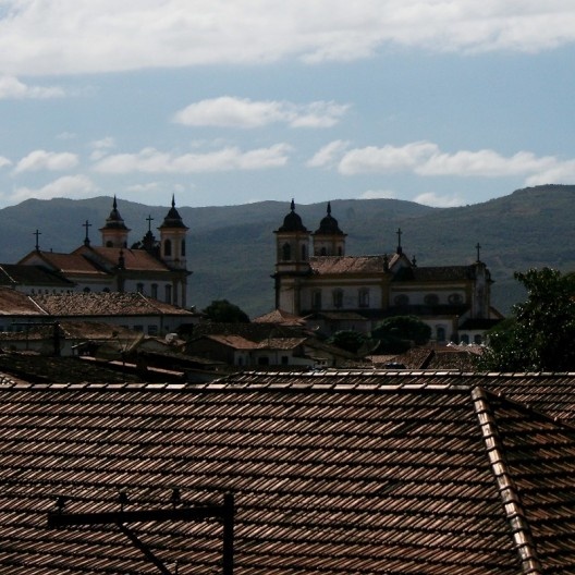 Vista geral da cidade com igrejas Nossa Senhora do Carmo e São Francisco de Assis, Mariana MG<br />Foto Abilio Guerra 