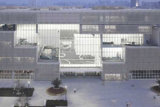 Biblioteca de Tianjin, Tianjin, China, 2012. Arquiteto Riken Yamamoto<br />Foto cortesia Riken Yamamoto & Field Shop  [Pritzker Prize]