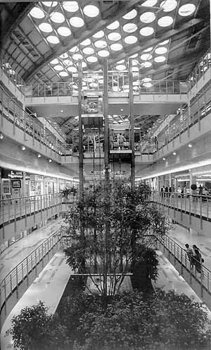 Figura 1 – Renzo Piano, Centro Comercial Bercy 2, Paris, 1987-90. Fonte: Supermodernismo - Arquitectura en la era de la globalización, Hans Ibelngs, Barcelona, Gustavo Gili, S.A., 1998, p. 91.