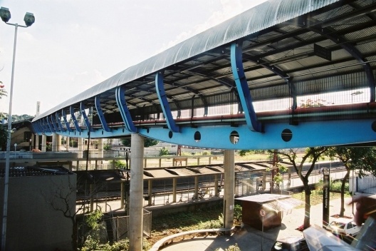 Terminal Rodoviário de Santo André. Detalhe da passarela sobre a estrada de ferro [Acervo da autora, 2003]
