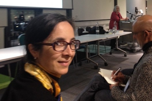 Gabriela Celani, com Saskia Sassen ao fundo, durante sua palestra no congresso<br />Foto Luciana Miron 