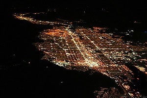 Fig. 9: Vista aérea noturna de Salt Lake City (EUA). Identifica-se através da iluminação as principais vias e setores da cidade