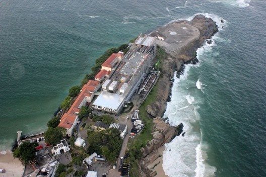 Vista aérea Pavilhão Humanidade no Forte de Copacabana, Rio de Janeiro RJ Brasil, 2012. Arquiteta Carla Juaçaba<br />P&G Cenografia  [Acervo Institucional]