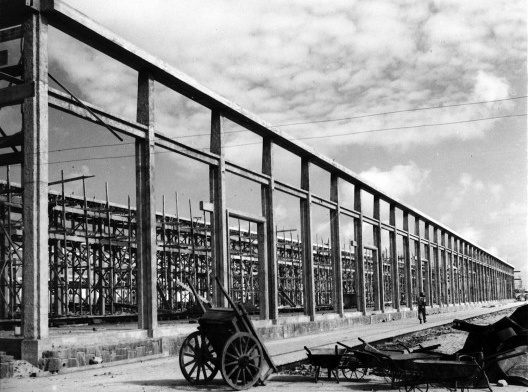 Construção de armazém no Porto do Recife, Pernambuco, 1937<br />Foto Benício Whatley Dias  [Acervo Fundação Joaquim Nabuco – Ministério da Educação]