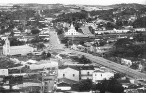 Fig. 15 – À esquerda, vista do Córrego da Prainha já canalizado e entorno na década de 1970; ao fundo da mesma imagem está a Igreja Nossa Sª. do Rosário e à esquerda a Igreja do Senhor dos Passos