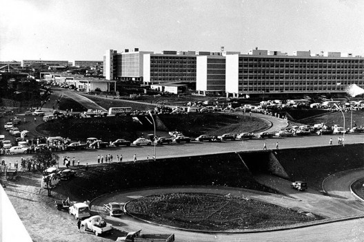 Inauguração de Brasília. Eixo rodoviário em 21 abr. 1960<br />Foto divulgação  [Acervo Arquivo Nacional]