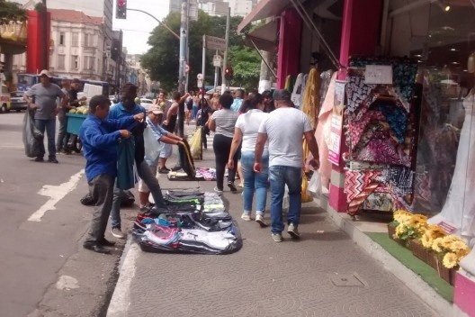 Rua 25 de Março ocupada por ambulantes do tipo efetivo, São Paulo SP<br />Foto Mariana Taguti, 2019 