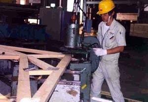 Operário trabalhando na linha de montagem em uma indústria de sistema industrializado de construção no Japão