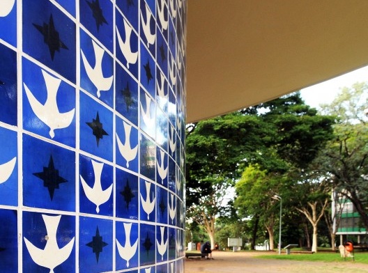 Igreja Nossa Senhora de Fátima, projeto de Oscar Niemeyer e painel de azulejos de Athos Bulcão, Brasília DF Brasil<br />Foto Tony Winston/Agência Brasília  [Wikimedia Commons]